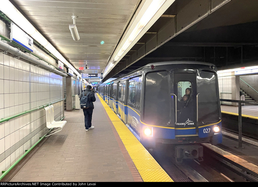 An Mark III set arrives into Columbia Station